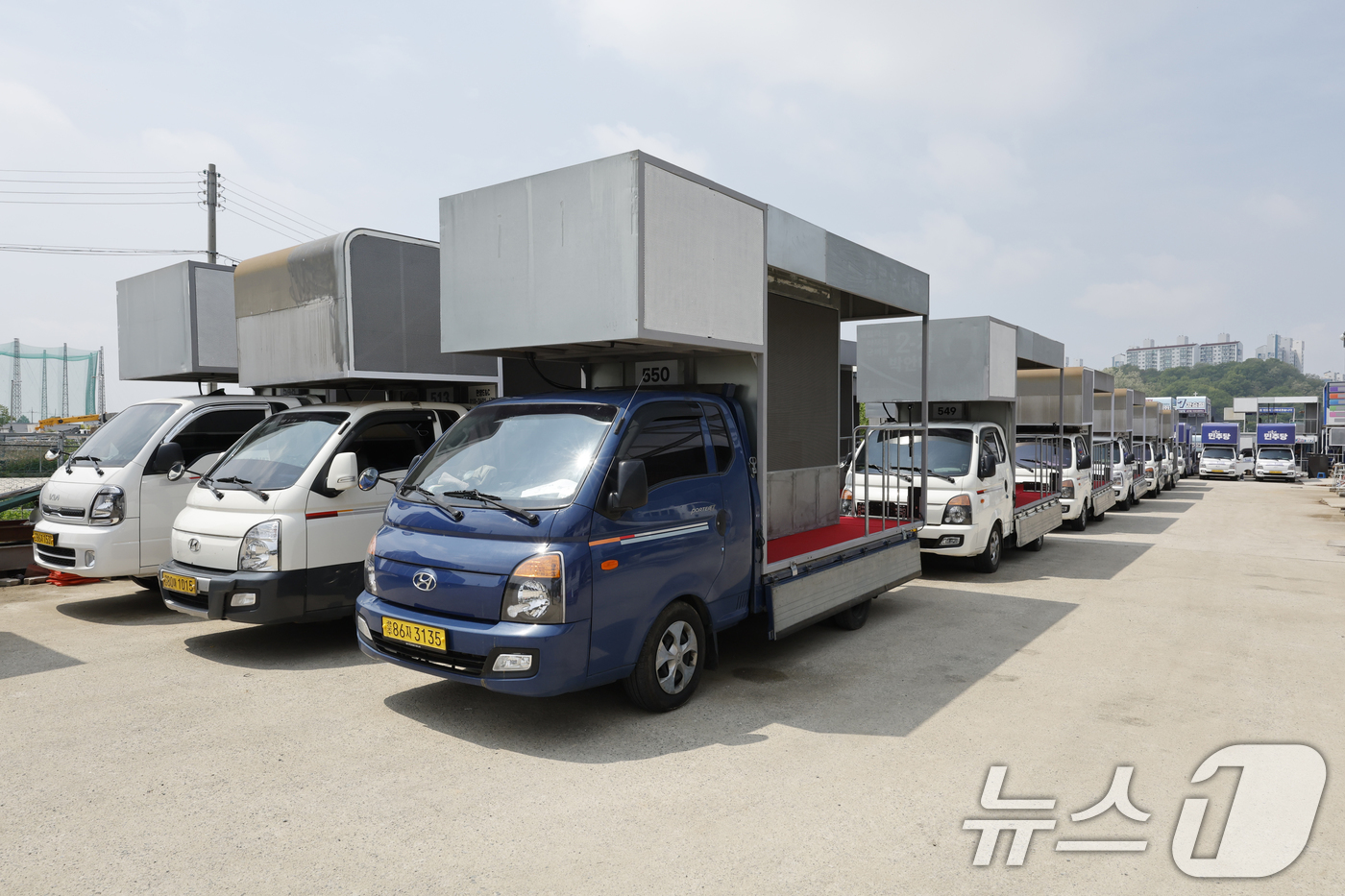 (광주=뉴스1) 김태성 기자 = 제21대 대통령 선거 공식 선거운동을 앞두고 11일 광주시 광산구 신창동 차량광고업체에서 관계자들이 대통령 후보 선거운동 유세차량을 제작하고 있다. …