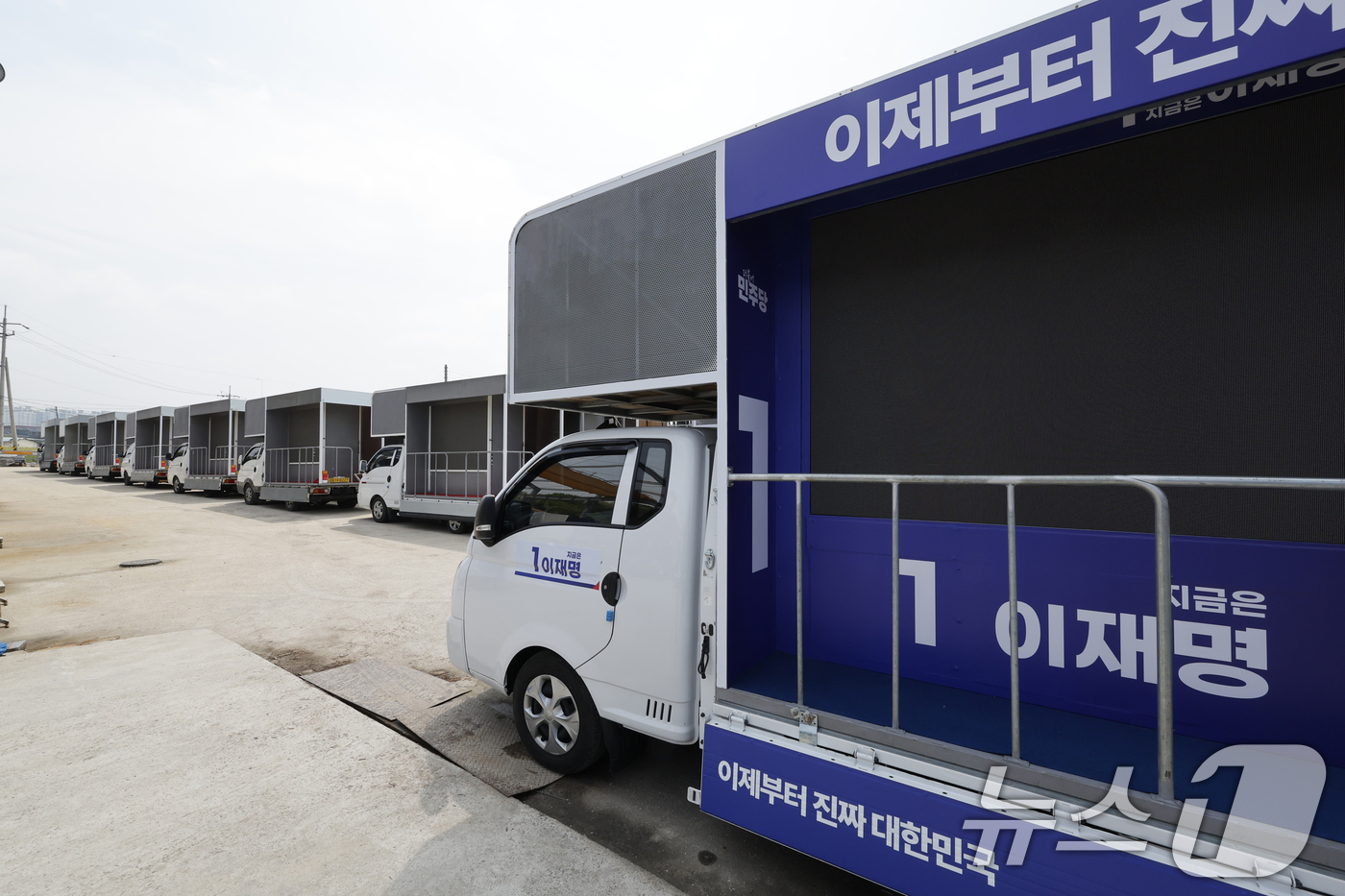 (광주=뉴스1) 김태성 기자 = 제21대 대통령 선거 공식 선거운동을 앞두고 11일 광주시 광산구 신창동 차량광고업체에서 관계자들이 대통령 후보 선거운동 유세차량을 제작하고 있다. …