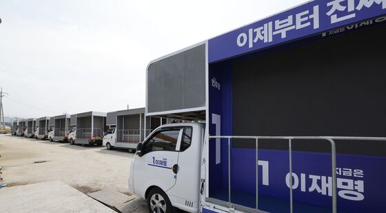 작업 기다리는 차량들