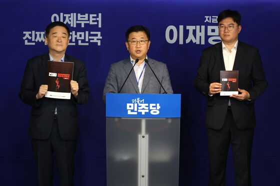 민주, 김문수 망언집 공개…"여성비하 역사왜곡, 대선 무슨 낯으로"