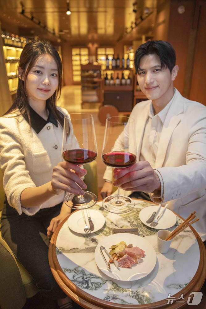 (서울=뉴스1) 박지혜 기자 = 신세계백화점 강남점이 고가 와인을 부담 없이 즐길 수 있는 ‘BY THE GLASS’ 와인바를 하우스오브신세계 1층 와인셀러에 새롭게 선보인다.전문 …