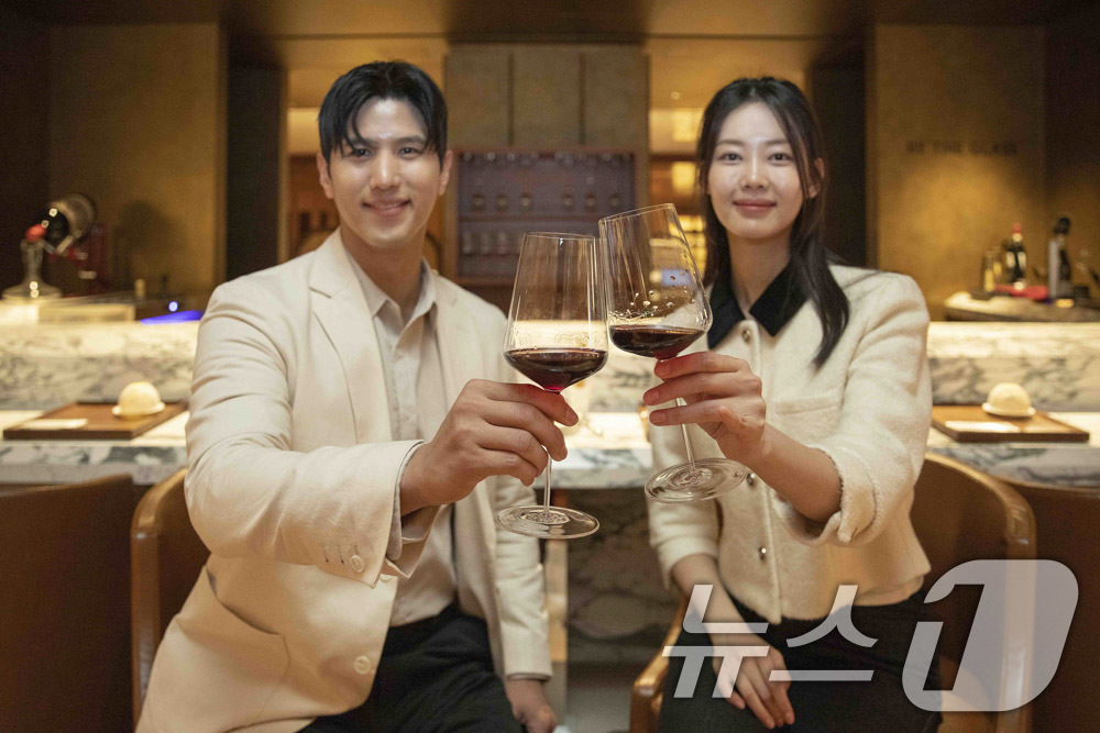 (서울=뉴스1) 박지혜 기자 = 신세계백화점 강남점이 고가 와인을 부담 없이 즐길 수 있는 ‘BY THE GLASS’ 와인바를 하우스오브신세계 1층 와인셀러에 새롭게 선보인다.전문 …