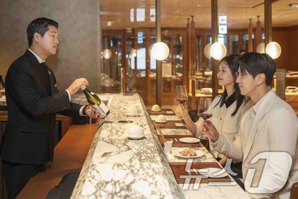 (서울=뉴스1) 박지혜 기자 = 신세계백화점 강남점이 고가 와인을 부담 없이 즐길 수 있는 ‘BY THE GLASS’ 와인바를 하우스오브신세계 1층 와인셀러에 새롭게 선보인다.전문 …