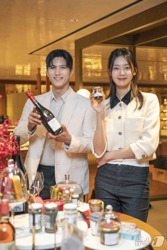 (서울=뉴스1) 박지혜 기자 = 신세계백화점 강남점이 고가 와인을 부담 없이 즐길 수 있는 ‘BY THE GLASS’ 와인바를 하우스오브신세계 1층 와인셀러에 새롭게 선보인다.전문 …