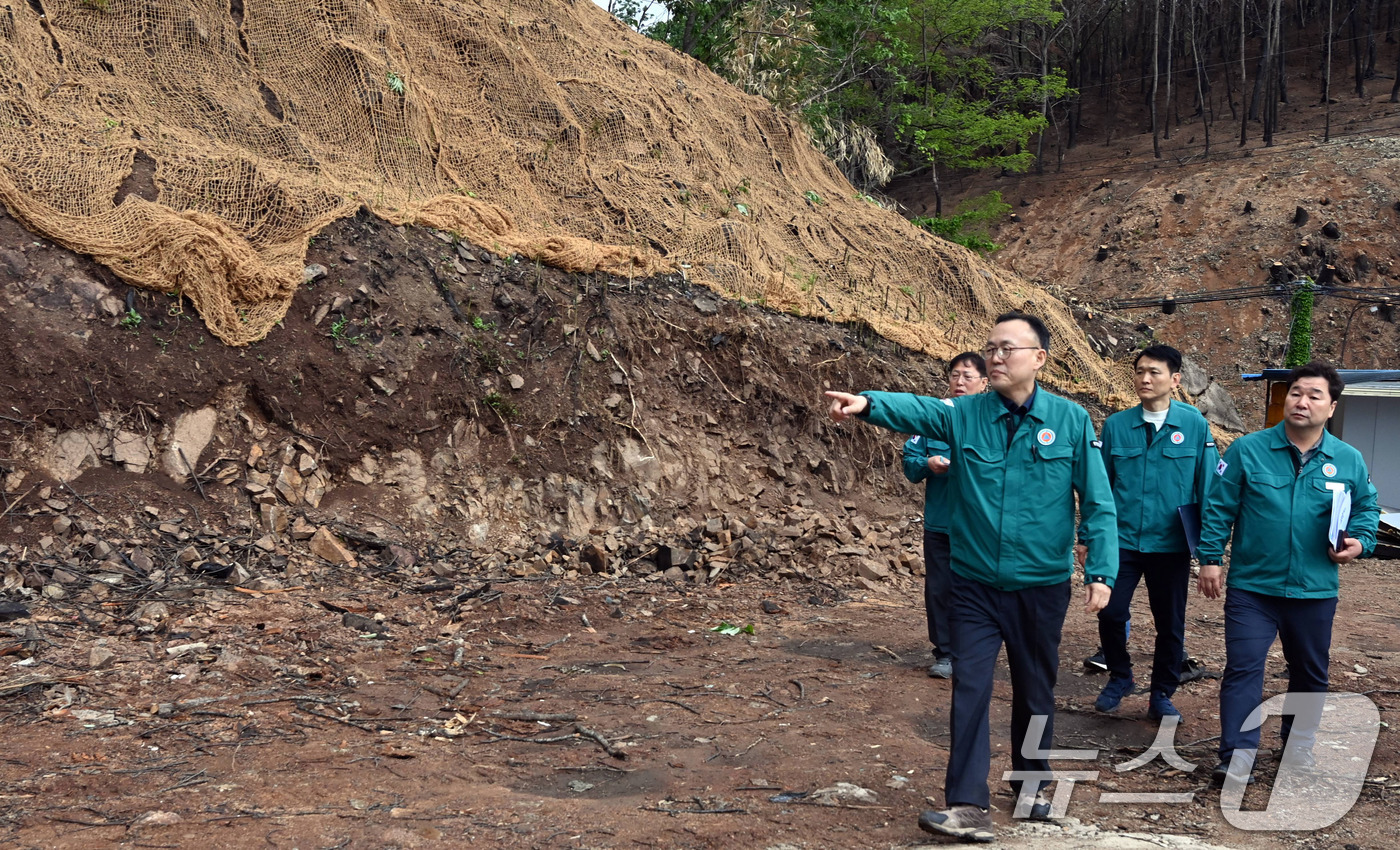 (서울=뉴스1) = 이한경 행정안전부 재난안전관리본부장이 지난 10일 경북 영덕군 영덕읍 대탄리를 방문해 여름철 사면재해에 대비한 응급복구(위험목 제거, 옹벽 설치 등) 현장을 점 …