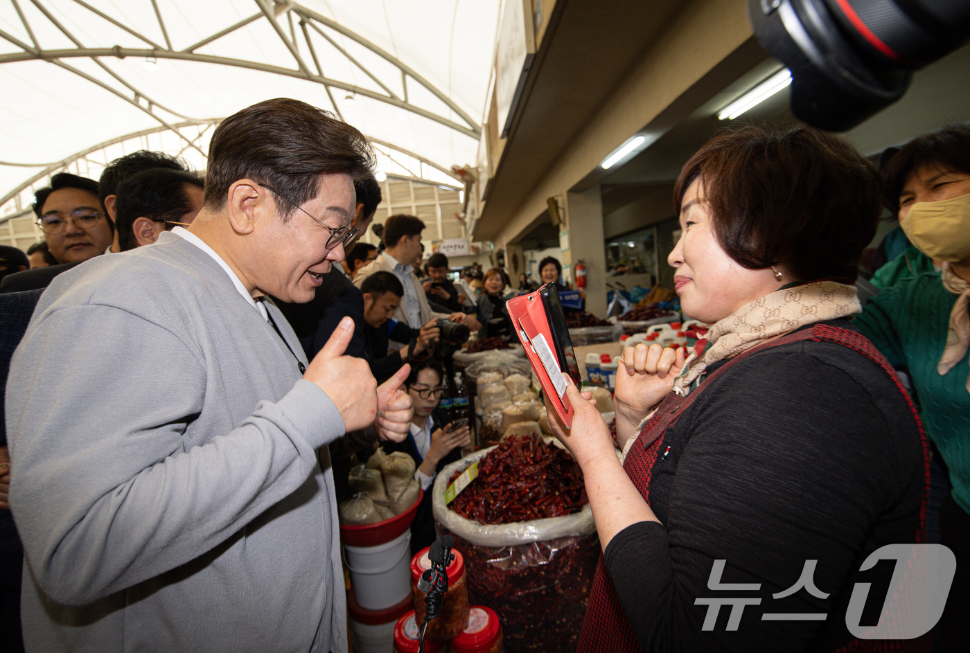 (강진=뉴스1) 이재명 기자 = 경청투어에 나선 이재명 더불어민주당 대통령 후보가 11일 오전 전남 강진군 강진시장에서 상인과 대화를 나누고 있다. 2025.5.11/뉴스1