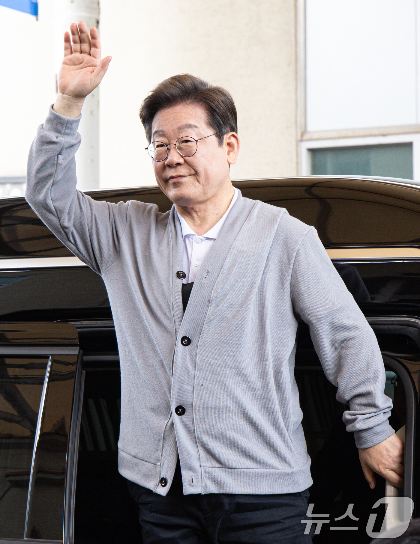 (강진=뉴스1) 이재명 기자 = 경청투어에 나선 이재명 더불어민주당 대통령 후보가 11일 오전 전남 강진군 강진시장에 도착하고 있다. 2025.5.11/뉴스1