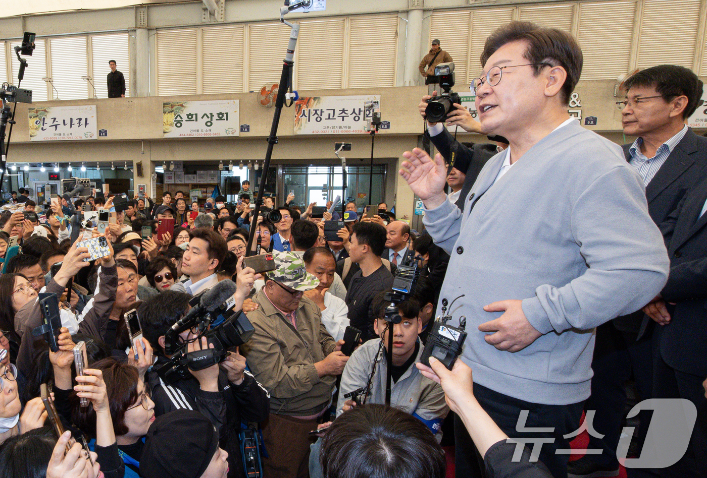 (강진=뉴스1) 이재명 기자 = 경청투어에 나선 이재명 더불어민주당 대통령 후보가 11일 오전 전남 강진군 강진시장에서 연설을 하고 있다. 2025.5.11/뉴스1