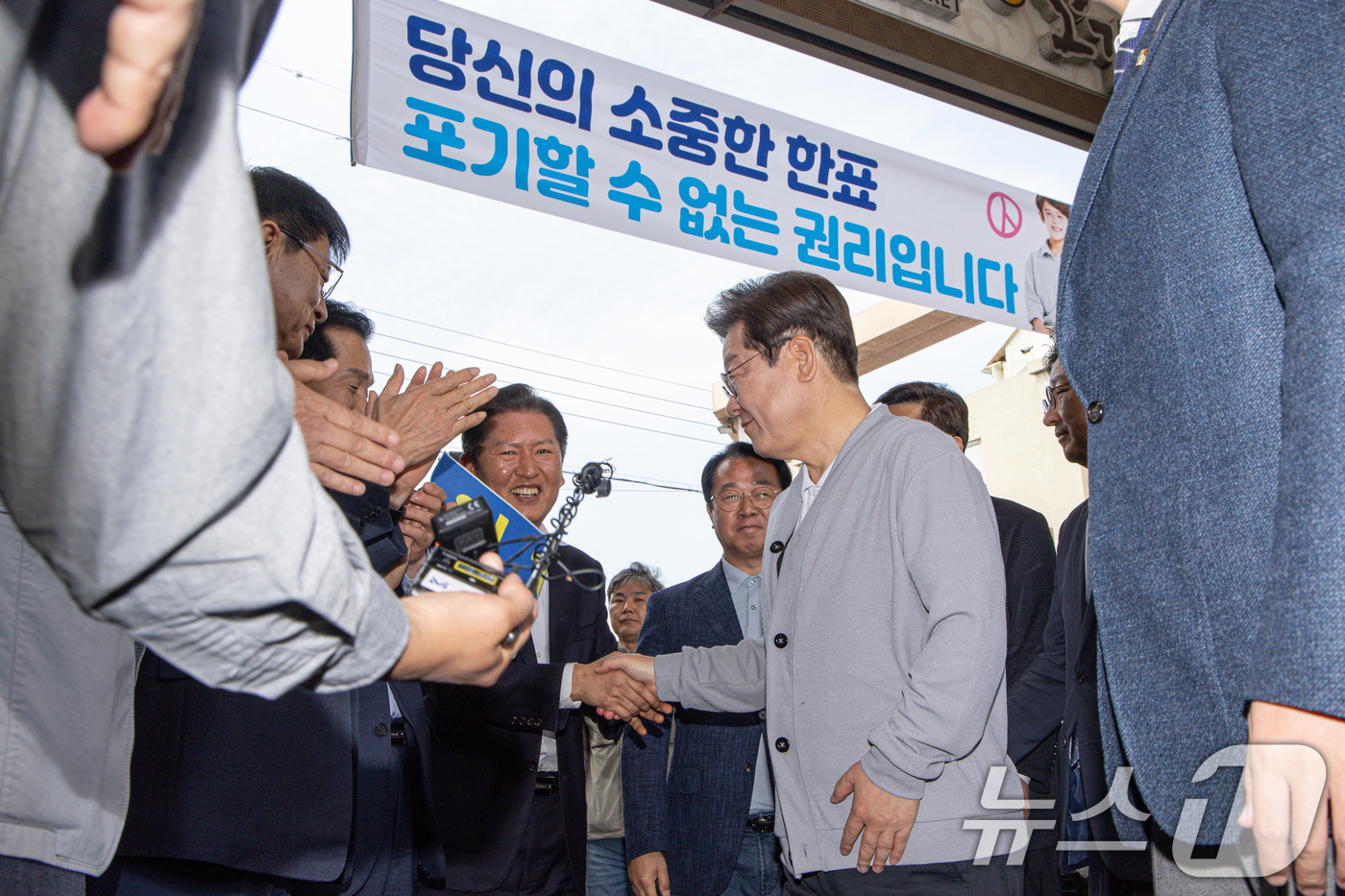 (강진=뉴스1) 이재명 기자 = 경청투어에 나선 이재명 더불어민주당 대통령 후보가 11일 오전 전남 강진군 강진시장에 도착하고 있다. 2025.5.11/뉴스1