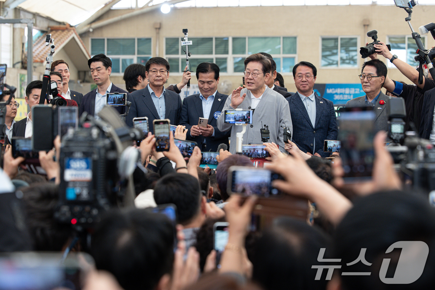 (강진=뉴스1) 이재명 기자 = 경청투어에 나선 이재명 더불어민주당 대통령 후보가 11일 오전 전남 강진군 강진시장에서 연설을 하고 있다. 2025.5.11/뉴스1