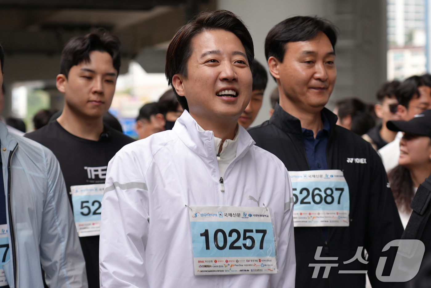 (서울=뉴스1) = 이준석 개혁신당 대통령 후보가 11일 오전 부산 해운대구 벡스코광장에서 열린 2025 다이아몬드브리지 국제걷기축제에 참석하고 있다. (이준석 캠프 제공, 재판매 …