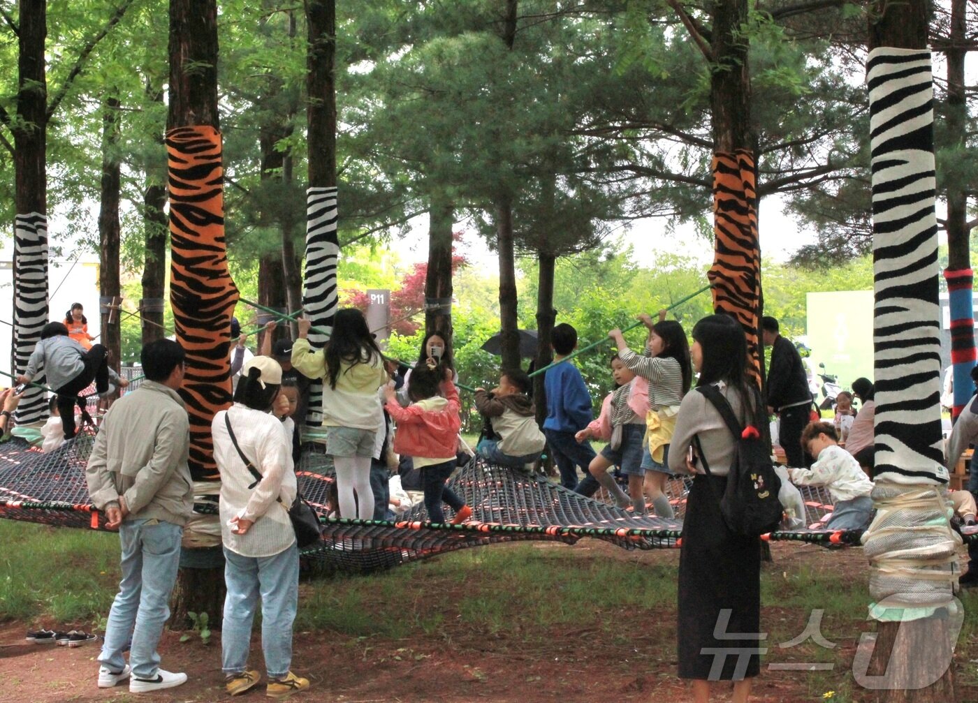 본문 이미지 - 11일 전북자치도 전주월드컵광장에서 열린 &#39;제5회 전주정원산업박람회&#39;에서 아이들이 뛰놀고 있다. ⓒ News1 신준수 기자