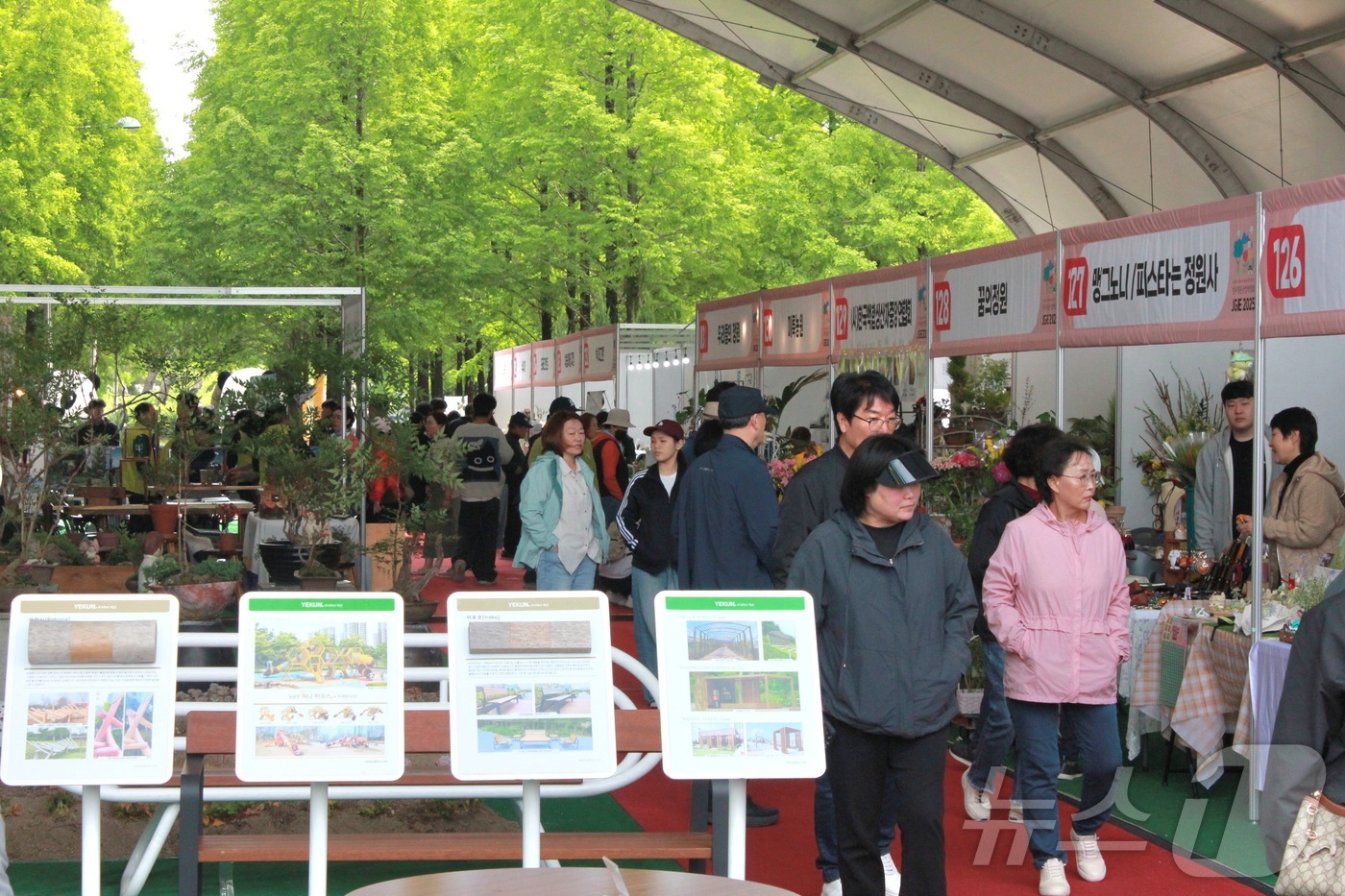 (전주=뉴스1) 신준수 기자 = 11일 전북자치도 전주월드컵광장에서 열린 \'제5회 전주정원산업박람회\'가 관람객으로 북적이고 있다. 2025.5.11/뉴스1