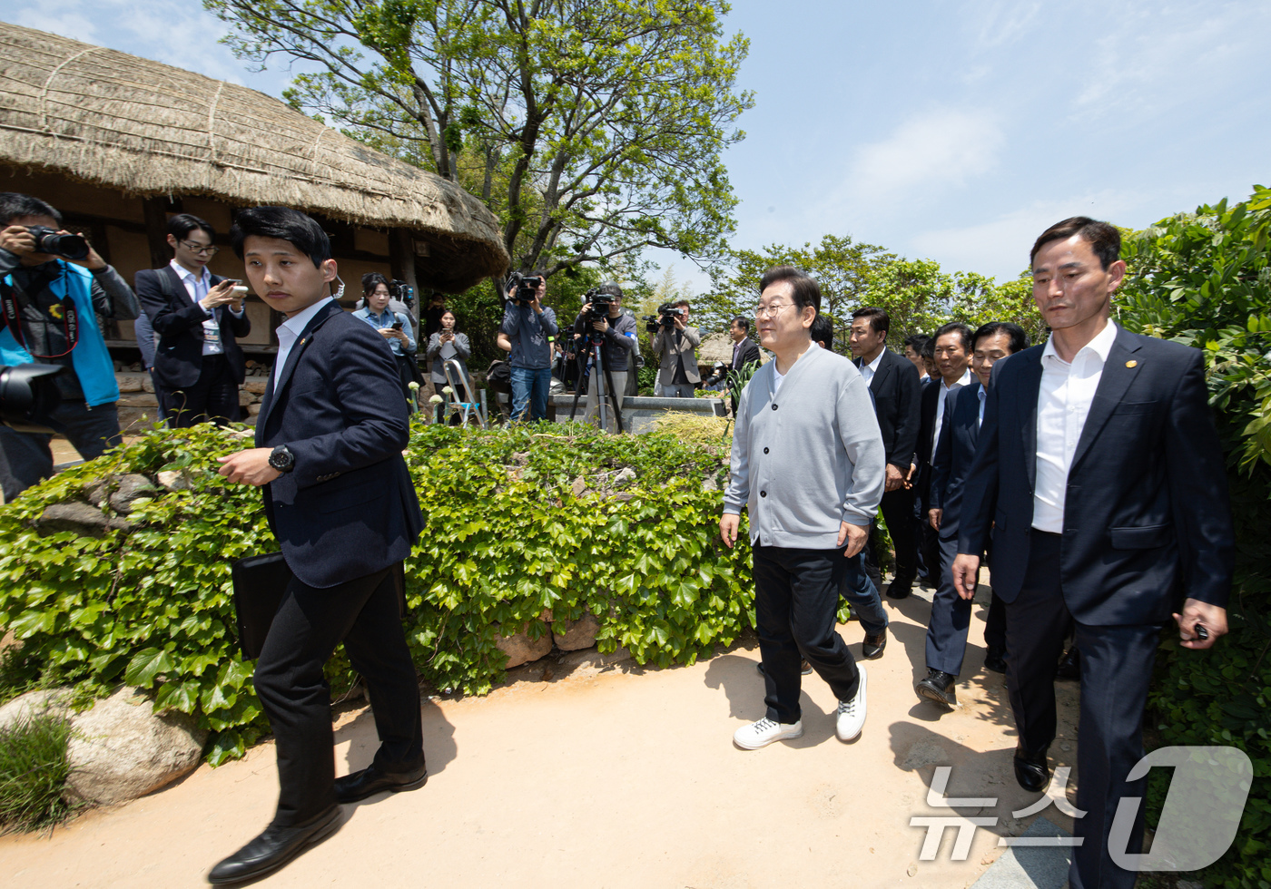 (강진=뉴스1) 이재명 기자 = 경청투어에 나선 이재명 더불어민주당 대통령 후보가 11일 오후 전남 강진군 강진읍 사의재를 방문하고 있다. 2025.5.11/뉴스1