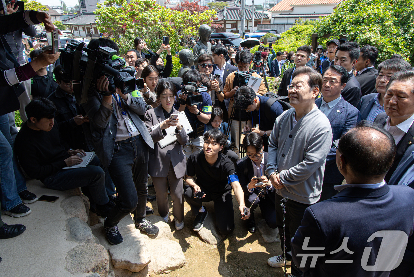 (강진=뉴스1) 이재명 기자 = 경청투어에 나선 이재명 더불어민주당 대통령 후보가 11일 오후 전남 강진군 강진읍 사의재를 찾아 관꼐자로부터 설명을 듣고 있다. 2025.5.11/ …