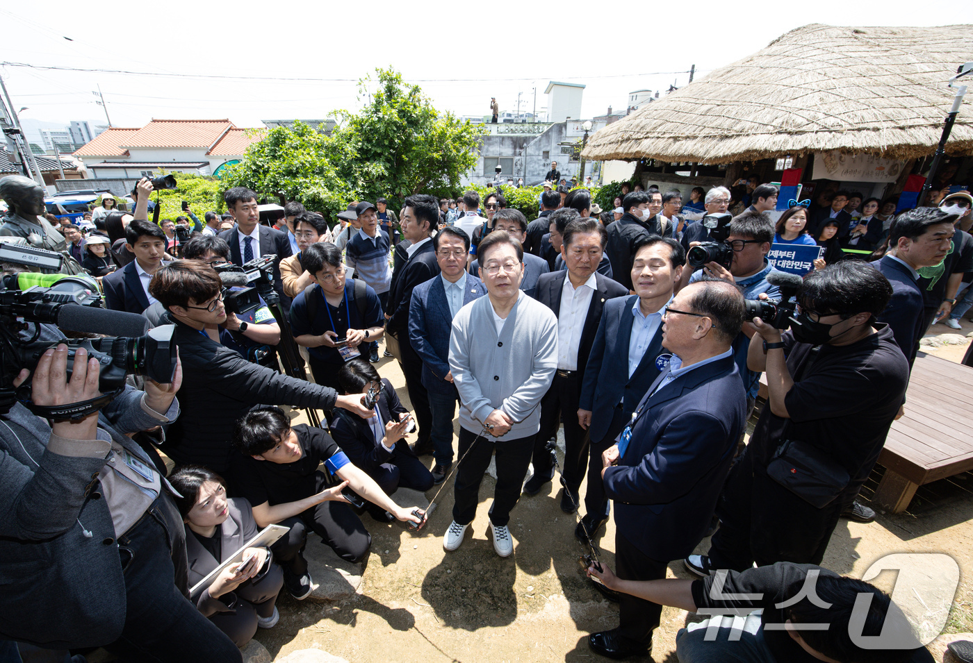 (강진=뉴스1) 이재명 기자 = 경청투어에 나선 이재명 더불어민주당 대통령 후보가 11일 오후 전남 강진군 강진읍 사의재를 찾아 관꼐자로부터 설명을 듣고 있다. 2025.5.11/ …