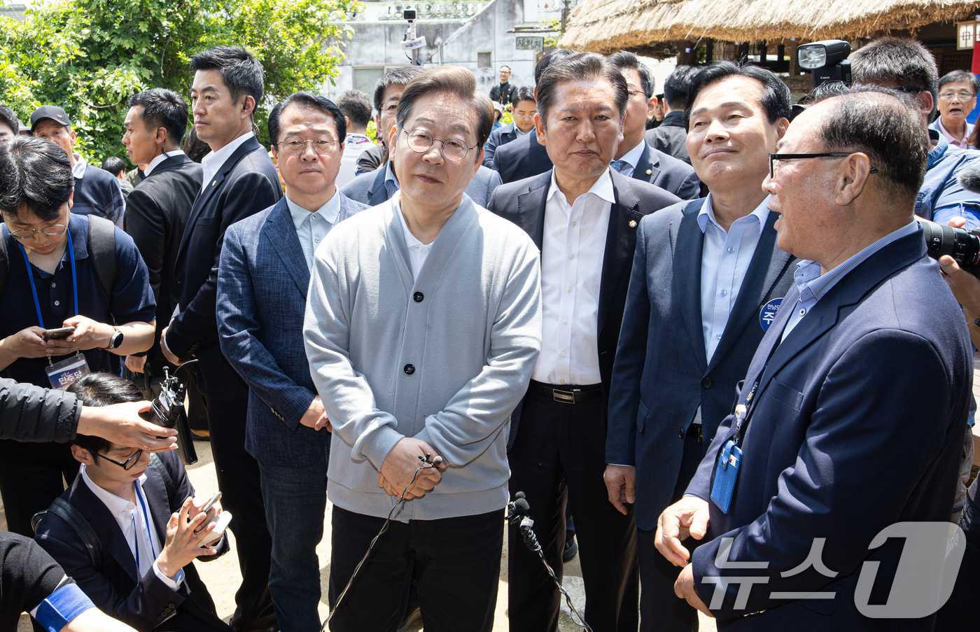 (강진=뉴스1) 이재명 기자 = 경청투어에 나선 이재명 더불어민주당 대통령 후보가 11일 오후 전남 강진군 강진읍 사의재를 찾아 관꼐자로부터 설명을 듣고 있다. 2025.5.11/ …