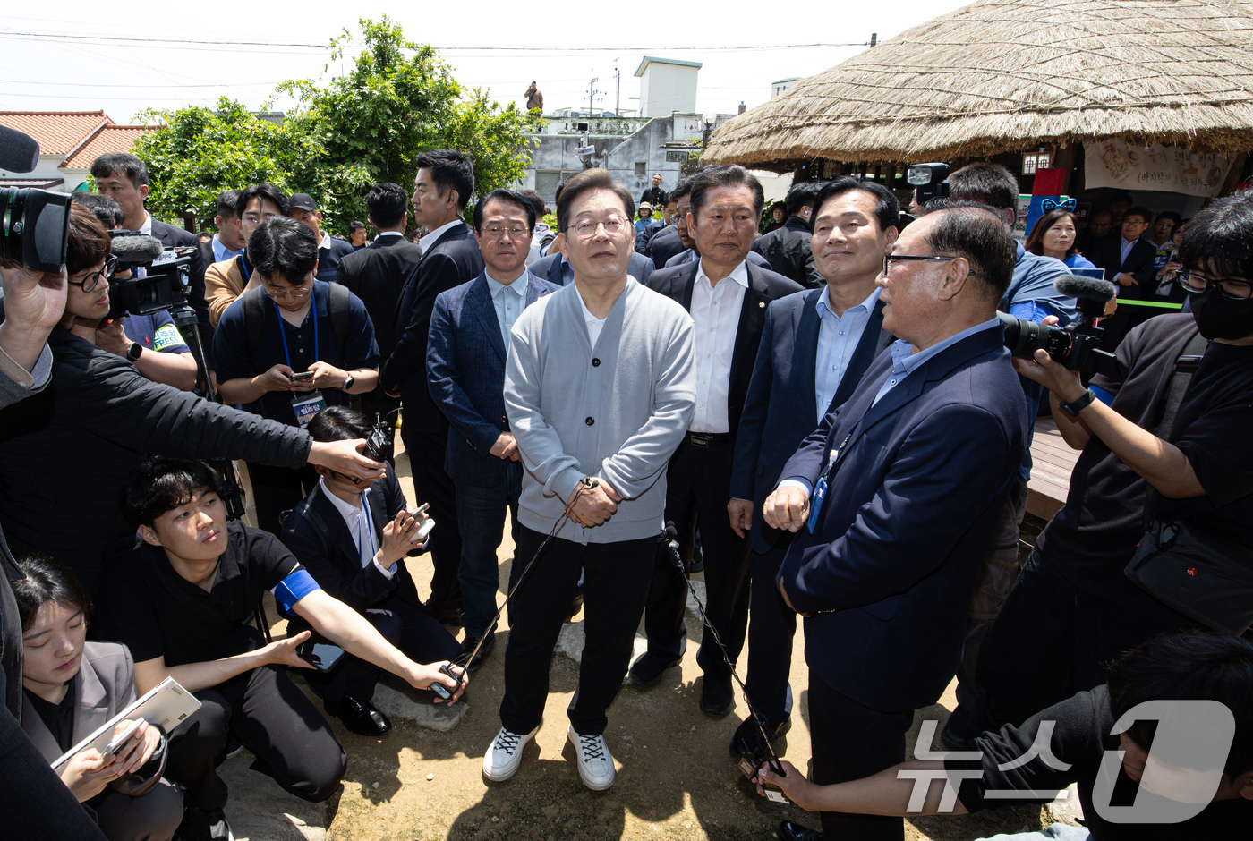 (강진=뉴스1) 이재명 기자 = 경청투어에 나선 이재명 더불어민주당 대통령 후보가 11일 오후 전남 강진군 강진읍 사의재를 찾아 관꼐자로부터 설명을 듣고 있다. 2025.5.11/ …