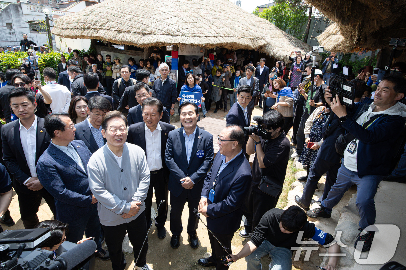 (강진=뉴스1) 이재명 기자 = 경청투어에 나선 이재명 더불어민주당 대통령 후보가 11일 오후 전남 강진군 강진읍 사의재를 찾아 관꼐자로부터 설명을 듣고 있다. 2025.5.11/ …