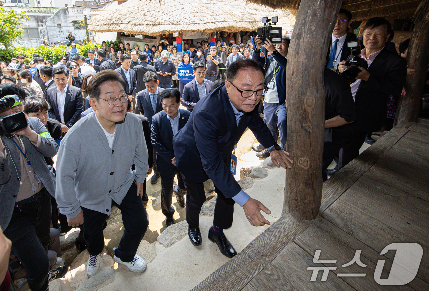 (강진=뉴스1) 이재명 기자 = 경청투어에 나선 이재명 더불어민주당 대통령 후보가 11일 오후 전남 강진군 강진읍 사의재를 찾아 관꼐자로부터 설명을 듣고 있다. 2025.5.11/ …
