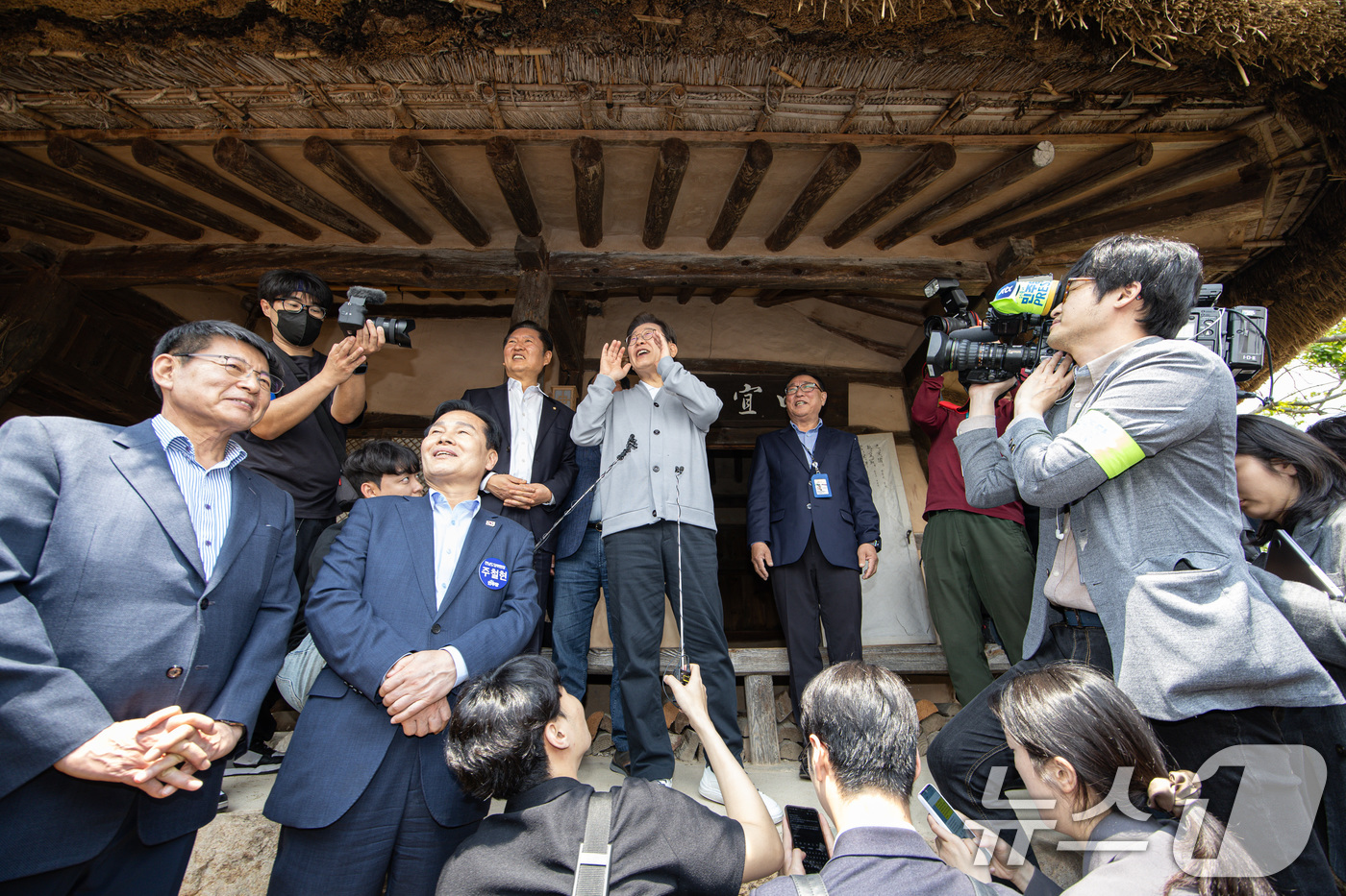 (강진=뉴스1) 이재명 기자 = 경청투어에 나선 이재명 더불어민주당 대통령 후보가 11일 오후 전남 강진군 강진읍 사의재를 찾아 시민들에게 인사말을 하고 있다. 2025.5.11/ …