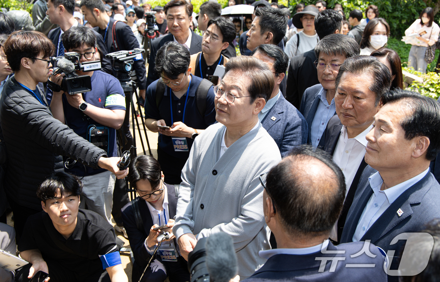 (강진=뉴스1) 이재명 기자 = 경청투어에 나선 이재명 더불어민주당 대통령 후보가 11일 오후 전남 강진군 강진읍 사의재를 찾아 관꼐자로부터 설명을 듣고 있다. 2025.5.11/ …