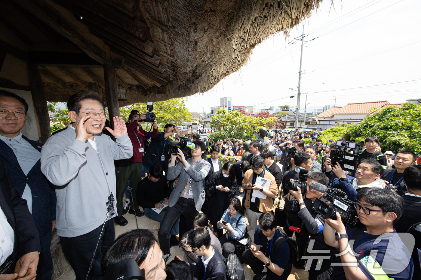 (강진=뉴스1) 이재명 기자 = 경청투어에 나선 이재명 더불어민주당 대통령 후보가 11일 오후 전남 강진군 강진읍 사의재를 찾아 시민들에게 인사말을 하고 있다. 2025.5.11/ …