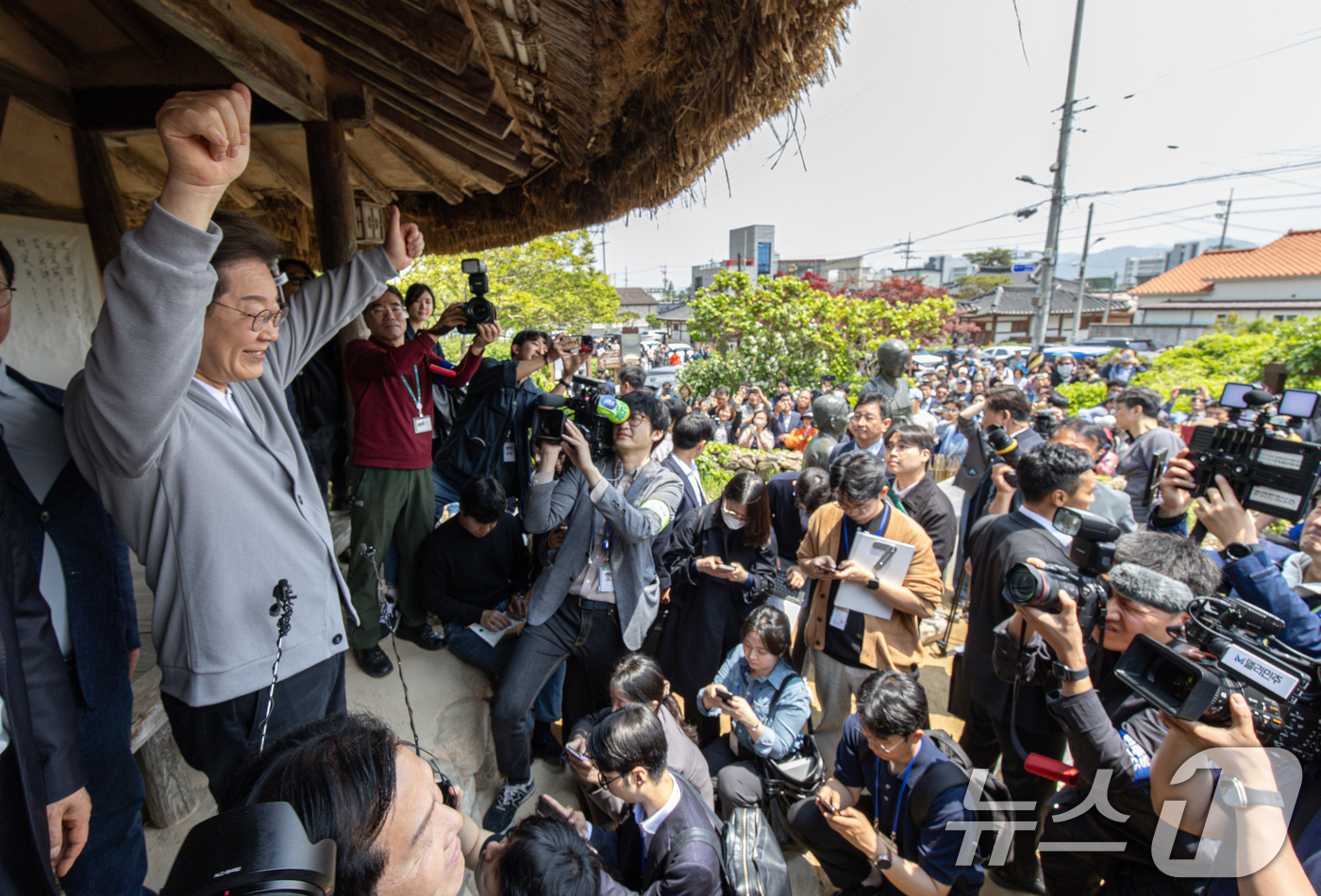 (강진=뉴스1) 이재명 기자 = 경청투어에 나선 이재명 더불어민주당 대통령 후보가 11일 오후 전남 강진군 강진읍 사의재를 찾아 시민들을 향해 인사하고 있다. 2025.5.11/뉴 …