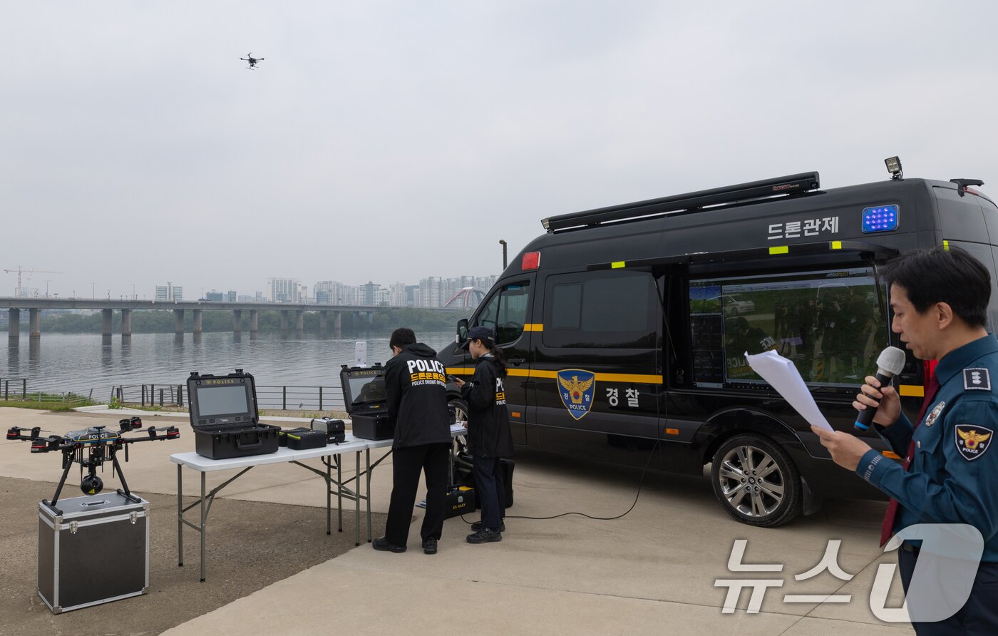 본문 이미지 - 11일 서울 여의도 한강공원에서 서울경찰청 관계자가 열화상 감지 기능이 탑재된 드론으로 순찰 시연을 하고 있다.  2025.5.11/뉴스1 ⓒ News1 이승배 기자