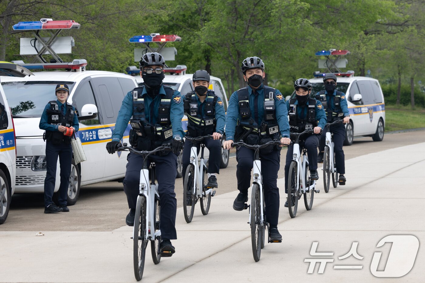 본문 이미지 - 11일 서울 여의도 한강공원에서 서울경찰청 기동대원들이 전기자전거를 타고 순찰을 하고 있다.  2025.5.11/뉴스1 ⓒ News1 이승배 기자