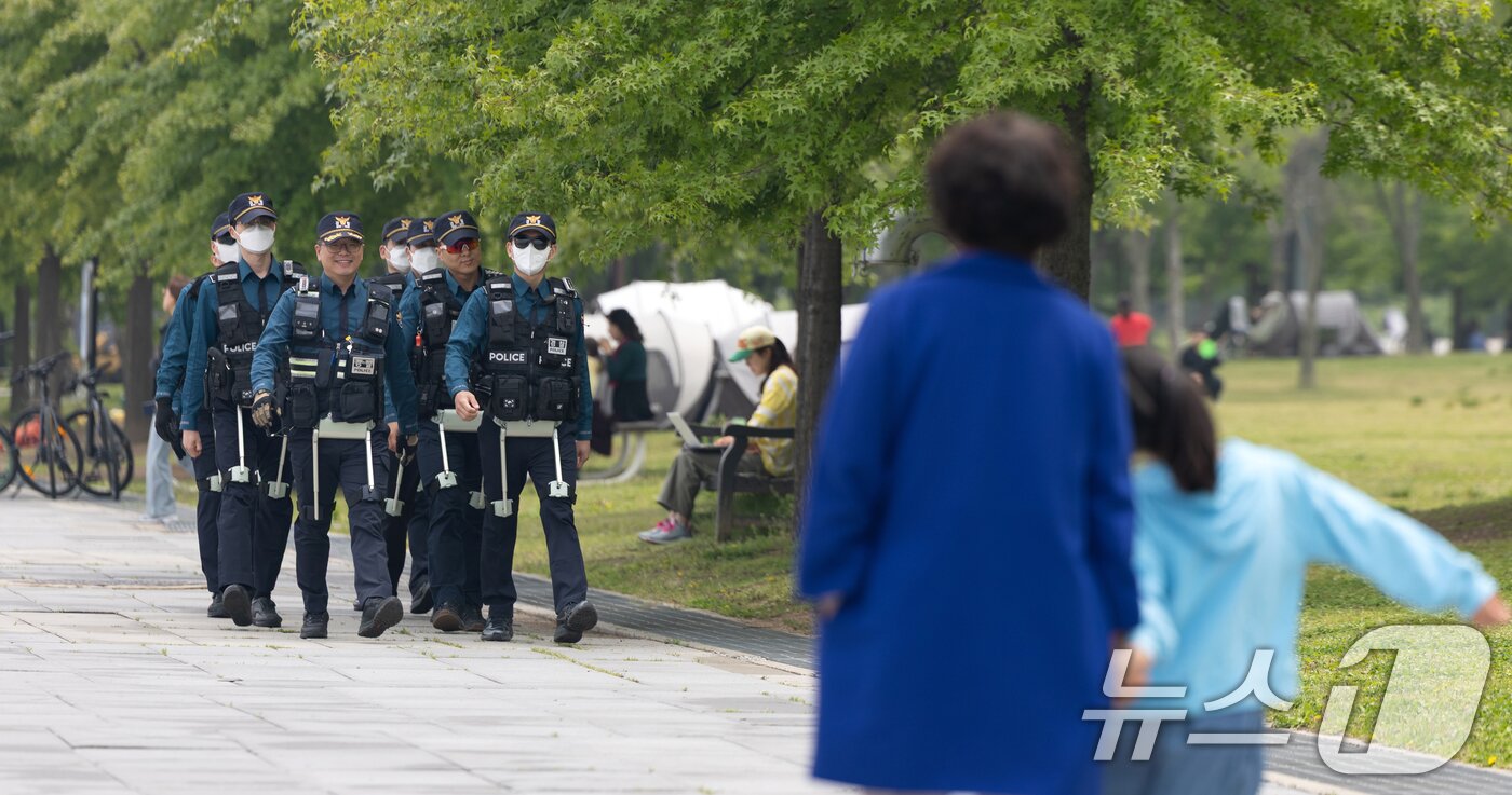 본문 이미지 - 11일 서울 여의도 한강공원에서 서울경찰청 기동대원들이 웨어러블 로봇을 착용하고 순찰을 돌고 있다.  2025.5.11/뉴스1 ⓒ News1 이승배 기자