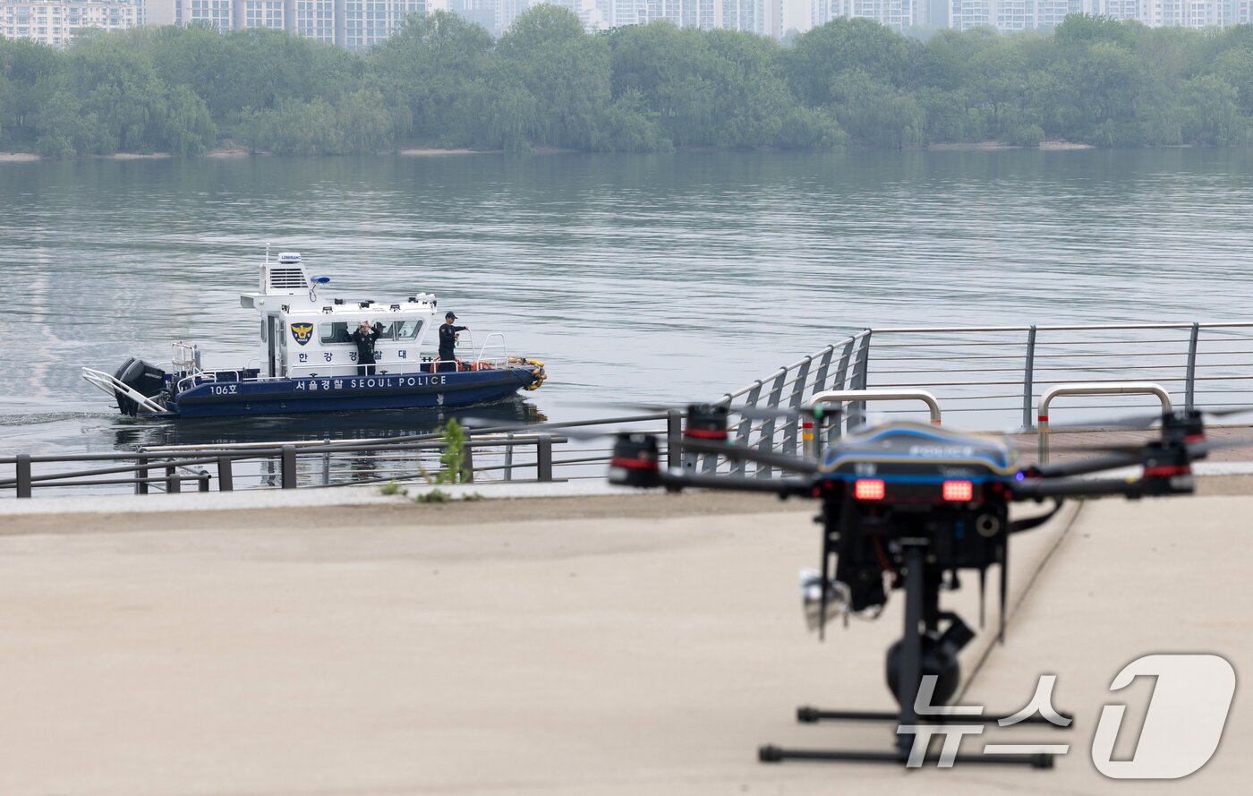 본문 이미지 - 11일 서울 여의도 한강공원에서 한강경찰대 순찰정이 기동하고 있다. 2025.5.11/뉴스1 ⓒ News1 이승배 기자