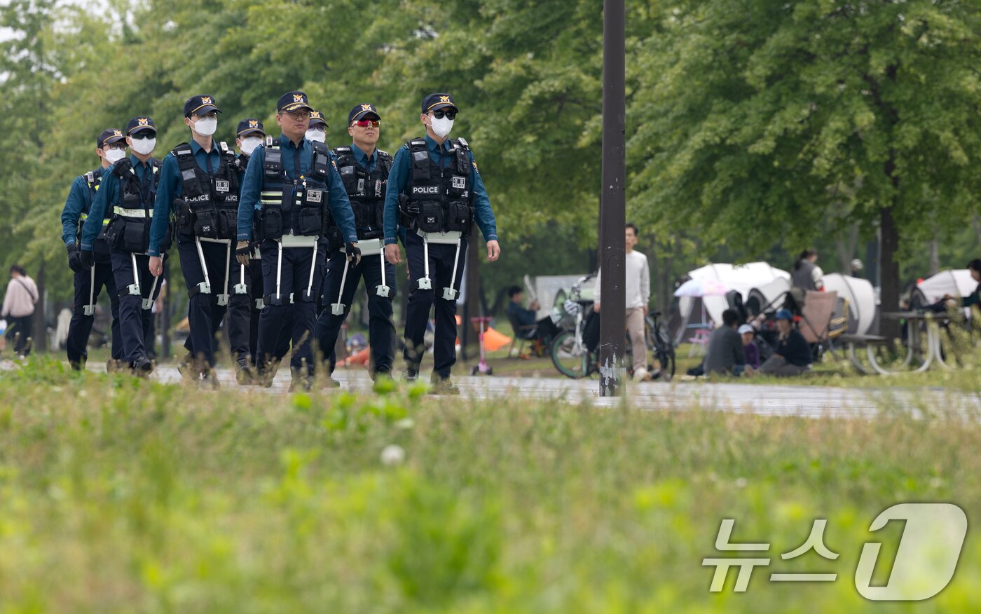 본문 이미지 - 11일 서울 여의도 한강공원에서 서울경찰청 기동대원들이 웨어러블 로봇을 착용하고 순찰을 돌고 있다. 2025.5.11/뉴스1 ⓒ News1 이승배 기자