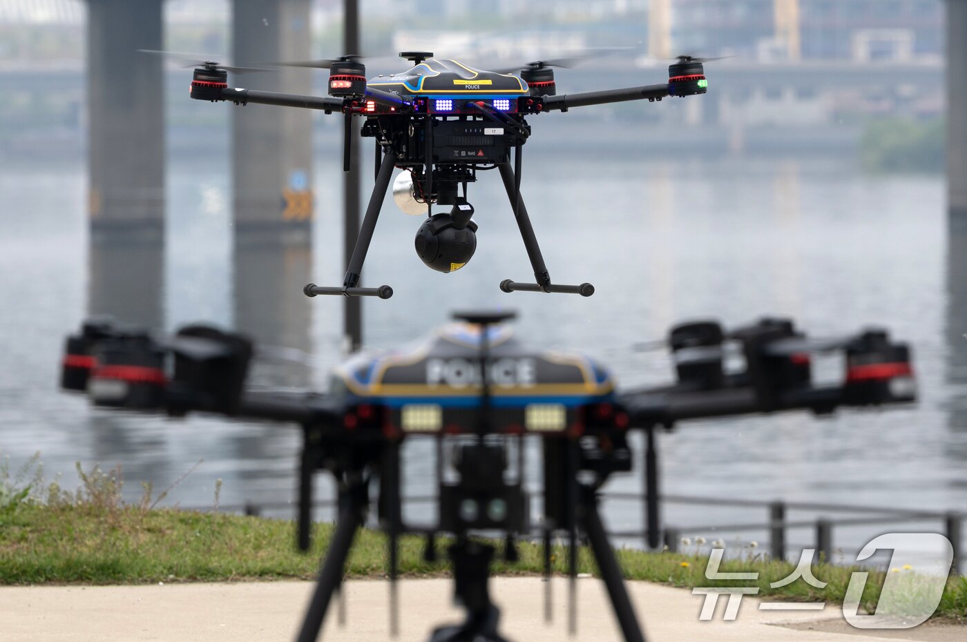 본문 이미지 - 11일 서울 여의도 한강공원에서 열화상 감지 기능이 탑재된 드론이 순찰 시연을 하고 있다.  ⓒ News1 이승배 기자