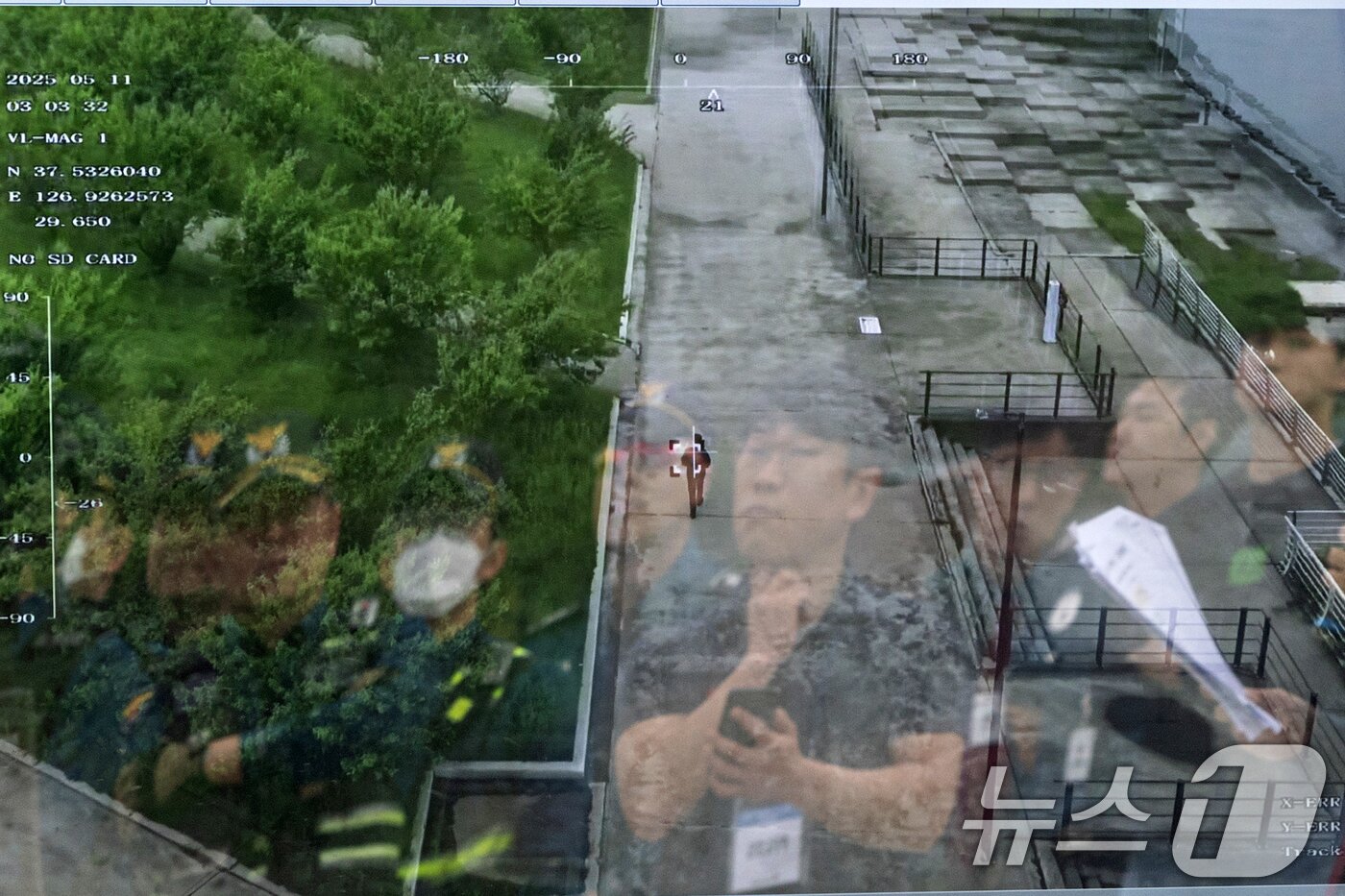 본문 이미지 - 11일 서울 여의도 한강공원에서 서울경찰청 관계자가 열화상 감지 기능이 탑재된 드론으로 순찰 시연을 하고 있다. 2025.5.11/뉴스1 ⓒ News1 이승배 기자