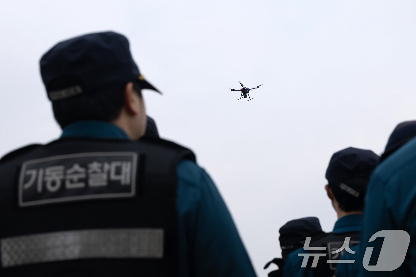 본문 이미지 - 11일 서울 여의도 한강공원에서 열화상 감지 기능이 탑재된 드론이 순찰 시연을 하고 있다. 2025.5.11/뉴스1 ⓒ News1 이승배 기자