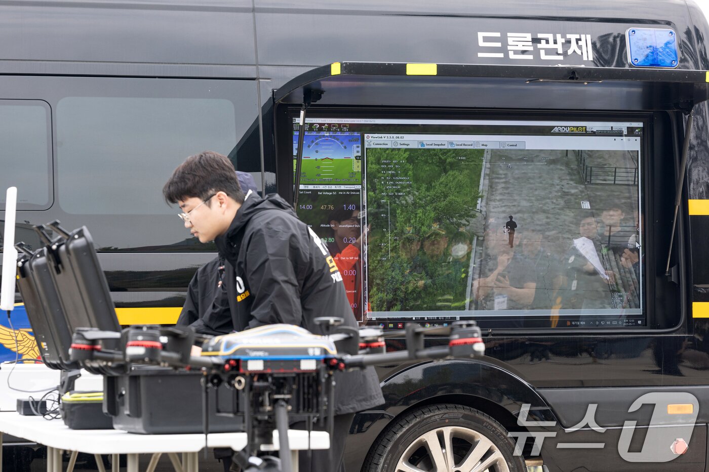 본문 이미지 - 11일 서울 여의도 한강공원에서 서울경찰청 관계자가 열화상 감지 기능이 탑재된 드론으로 순찰 시연을 하고 있다. 2025.5.11/뉴스1 ⓒ News1 이승배 기자