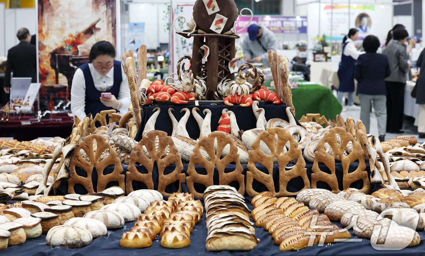 본문 이미지 - 11일 서울 서초구 aT센터에서 열린 제22회 서울국제푸드앤테이블웨어박람회&월드푸드올림픽에서 방문객들이 베이커리 부문 출품작을 감상하고 있다. 2025.5.11/뉴스1 ⓒ News1 오대일 기자