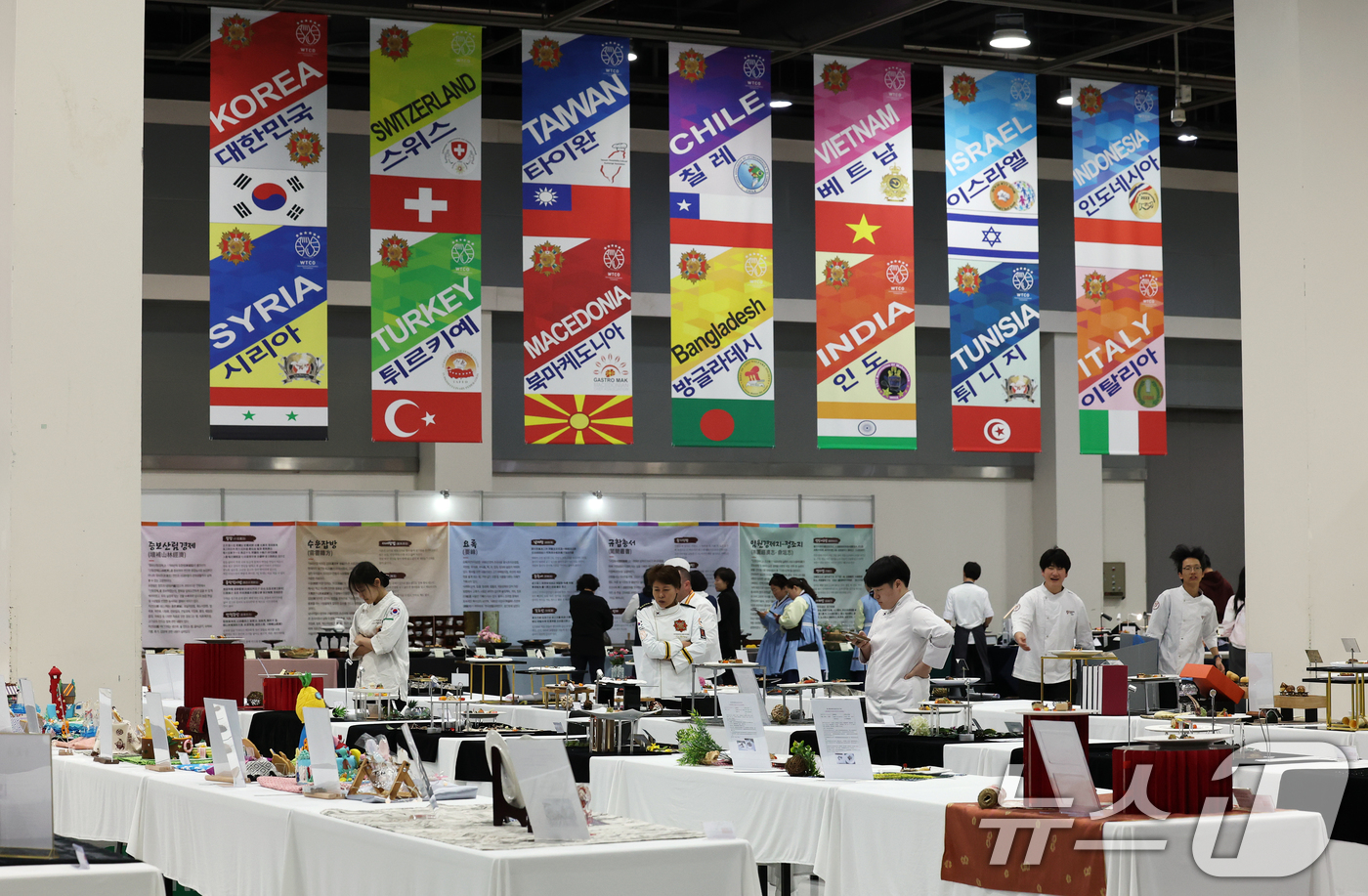 (서울=뉴스1) 오대일 기자 = 11일 서울 서초구 aT센터에서 열린 제22회 서울국제푸드앤테이블웨어박람회&월드푸드올림픽에서 세계 각국 참가자들의 작품이 전시돼 있다.  2025. …