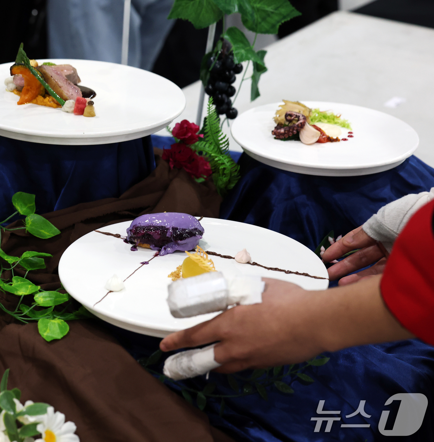 (서울=뉴스1) 오대일 기자 = 11일 서울 서초구 aT센터에서 열린 제22회 서울국제푸드앤테이블웨어박람회&월드푸드올림픽에서 양손을 붕대로 감싼 참가자가 완성된 요리를 출품하고 있 …