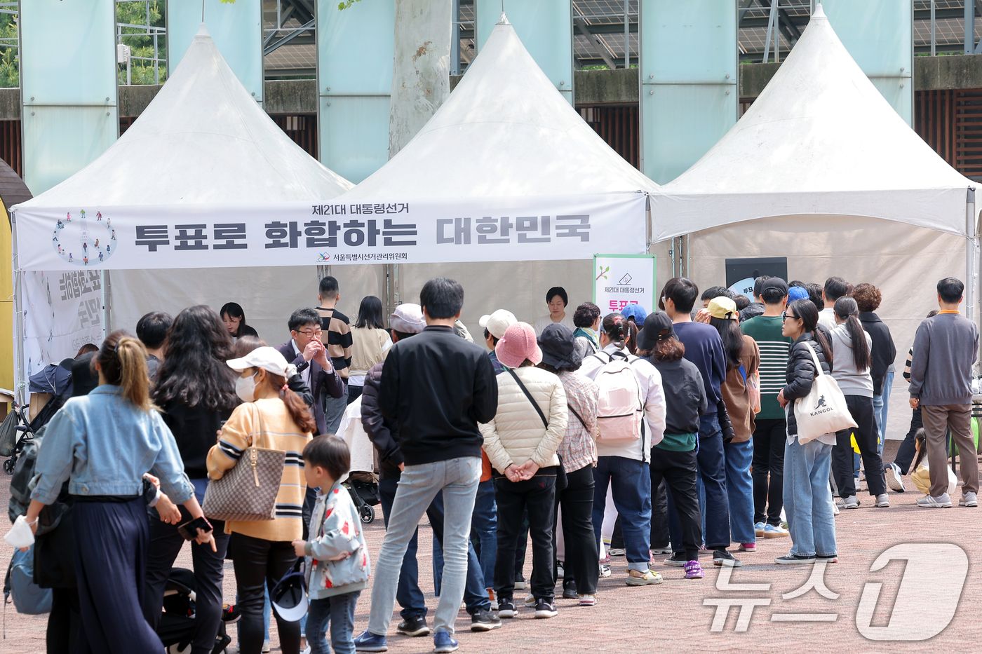 (서울=뉴스1) 박정호 기자 = 11일 오후 서울 광진구 능동로 서울어린이대공원에서 열린 제21대 대통령 선거 투표 참여 및 정책선거 홍보캠페인이 진행되고 있다.서울특별시선거관리위 …