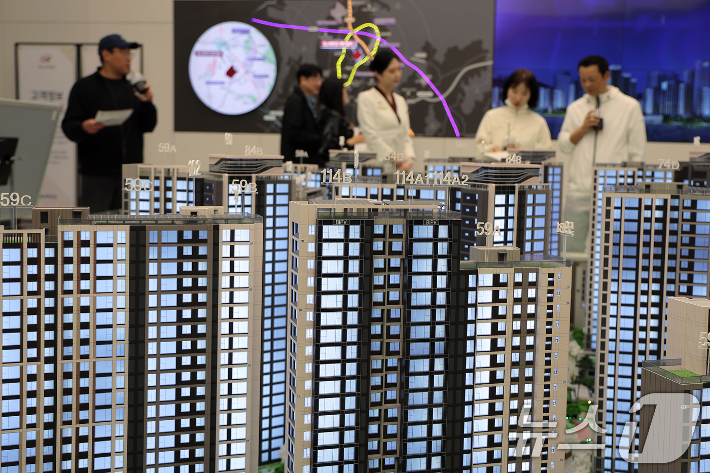 (서울=뉴스1) 박정호 기자 = 11일 서울 은평구 대조동 힐스테이트 메디알레 견본주택을 찾은 시민들이 단지배치 모형을 살펴보고 있다.5월 전국 아파트 분양전망지수가 지난해 11월 …