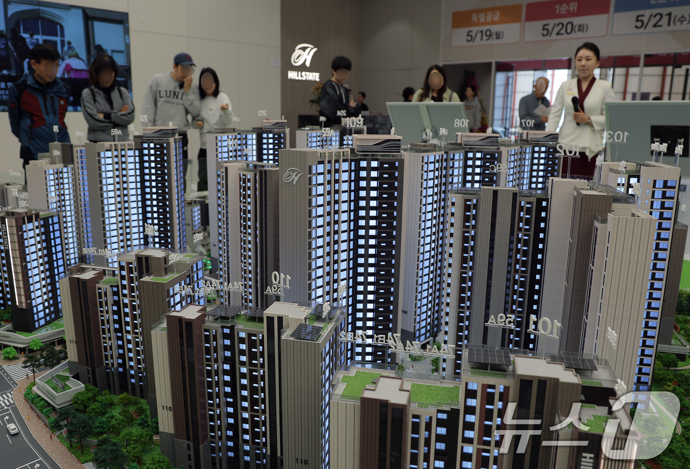 (서울=뉴스1) 박정호 기자 = 11일 서울 은평구 대조동 힐스테이트 메디알레 견본주택을 찾은 시민들이 단지배치 모형을 살펴보고 있다.5월 전국 아파트 분양전망지수가 지난해 11월 …