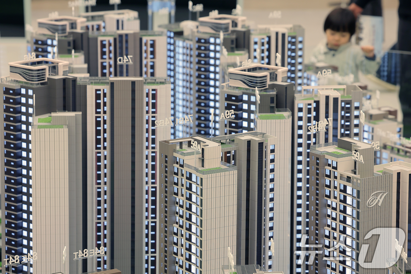 (서울=뉴스1) 박정호 기자 = 11일 서울 은평구 대조동 힐스테이트 메디알레 견본주택을 찾은 시민들이 단지배치 모형을 살펴보고 있다.5월 전국 아파트 분양전망지수가 지난해 11월 …