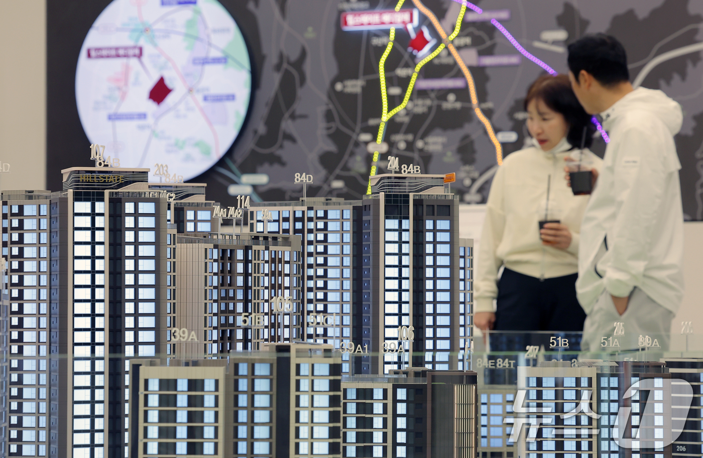 (서울=뉴스1) 박정호 기자 = 11일 서울 은평구 대조동 힐스테이트 메디알레 견본주택을 찾은 시민들이 단지배치 모형을 살펴보고 있다.5월 전국 아파트 분양전망지수가 지난해 11월 …