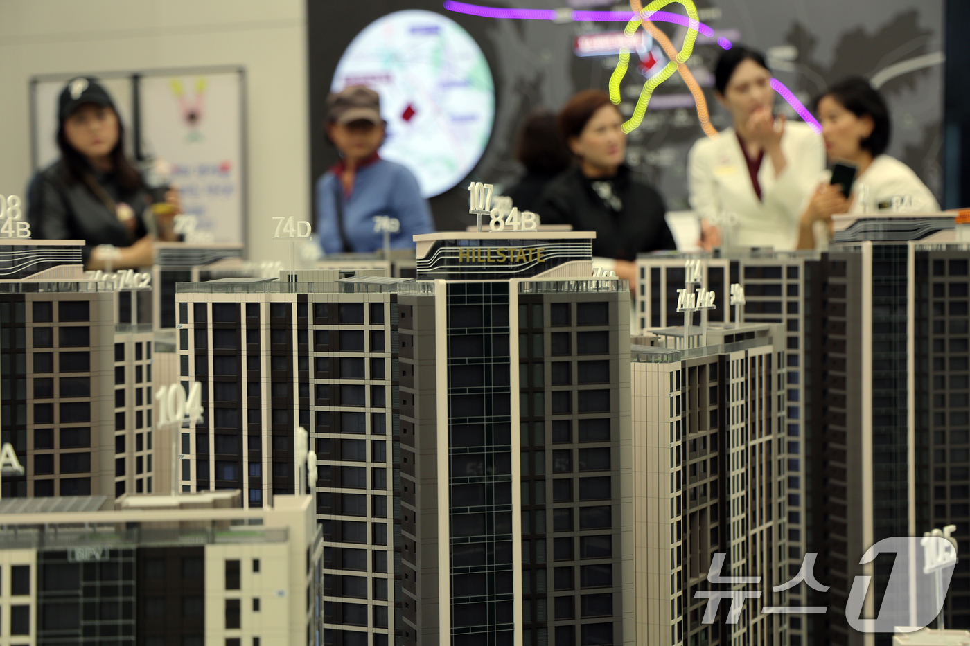 (서울=뉴스1) 박정호 기자 = 11일 서울 은평구 대조동 힐스테이트 메디알레 견본주택을 찾은 시민들이 단지배치 모형을 살펴보고 있다.5월 전국 아파트 분양전망지수가 지난해 11월 …