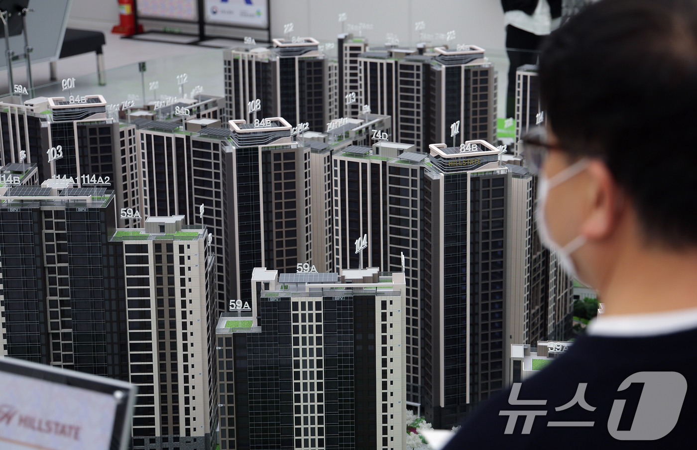 (서울=뉴스1) 박정호 기자 = 11일 서울 은평구 대조동 힐스테이트 메디알레 견본주택을 찾은 시민들이 단지배치 모형을 살펴보고 있다.5월 전국 아파트 분양전망지수가 지난해 11월 …