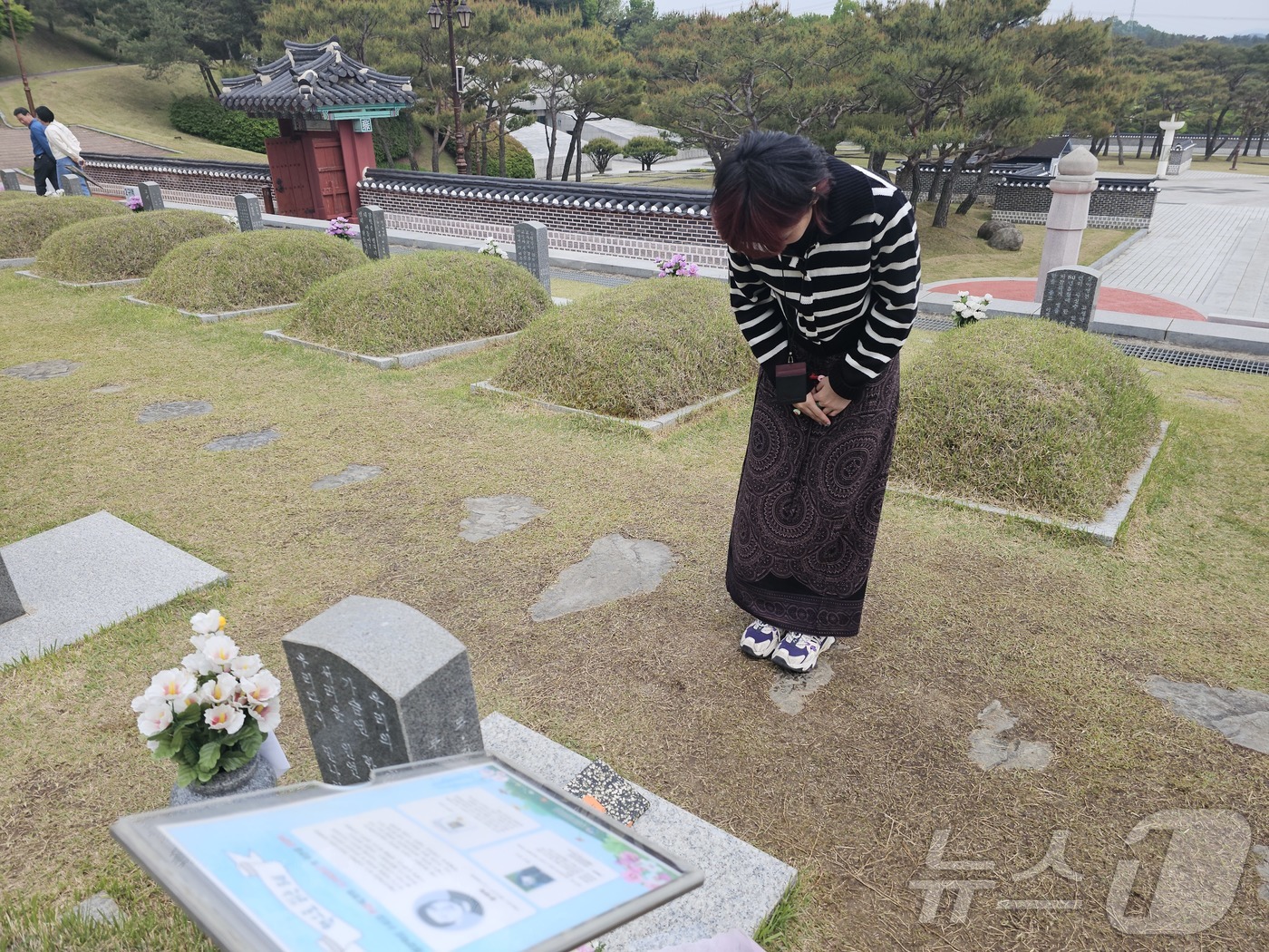 (광주=뉴스1) 서충섭 기자 = 11일 광주 북구 운정동 5·18민주묘역에서 태국 대학생 나띠씨가 소설 ‘소년이 온다’의 실제 모델인 문재학 군의 묘소를 참배하고 있다. 나띠씨는 …