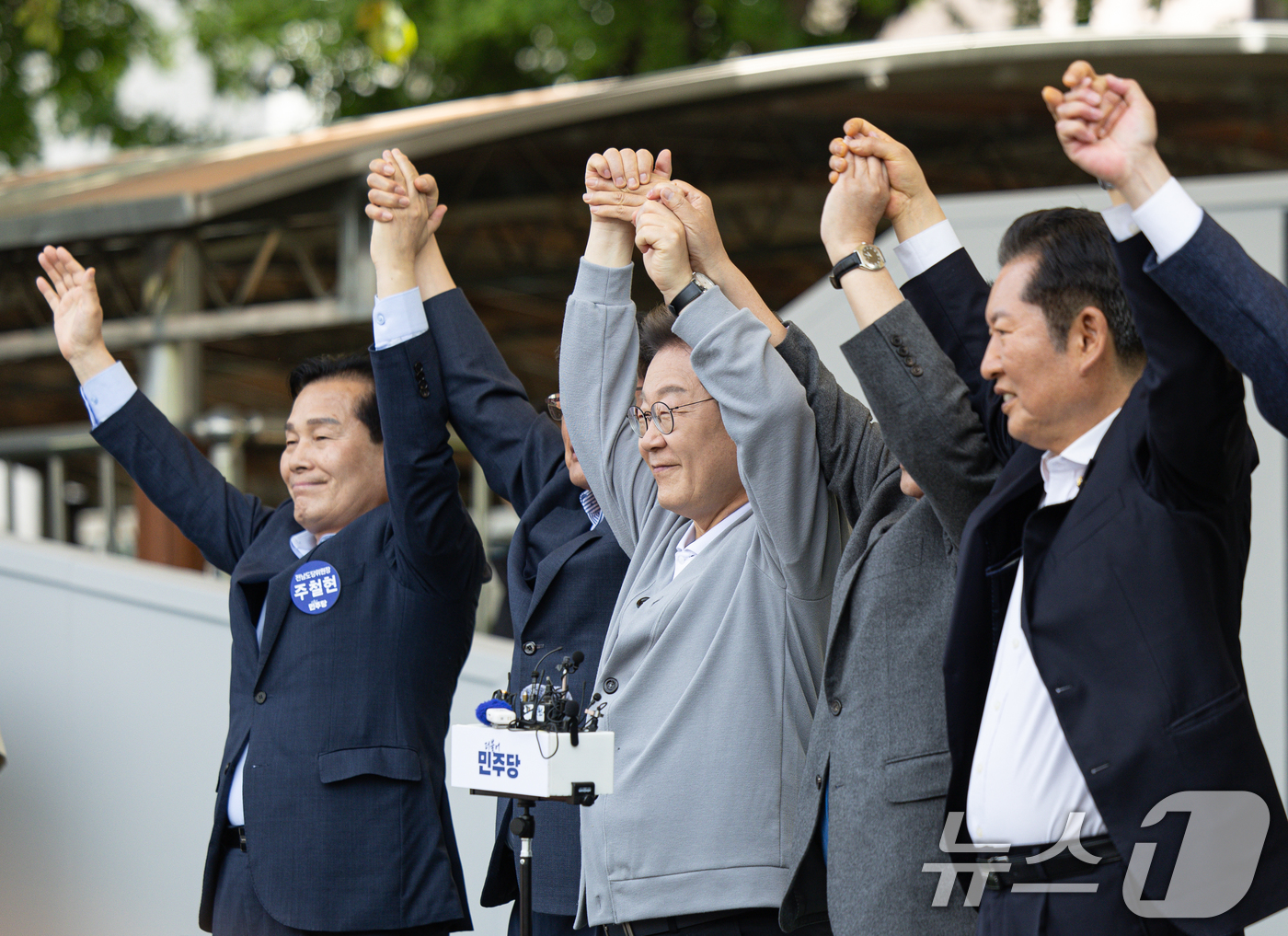 (강진=뉴스1) 이재명 기자 = 경청투어에 나선 이재명 더불어민주당 대통령 후보가 11일 오후 전남 해남군 군민광장 야외공연장에서 참석자들과 손을 맞잡아 들어올리고 있다. 2025 …