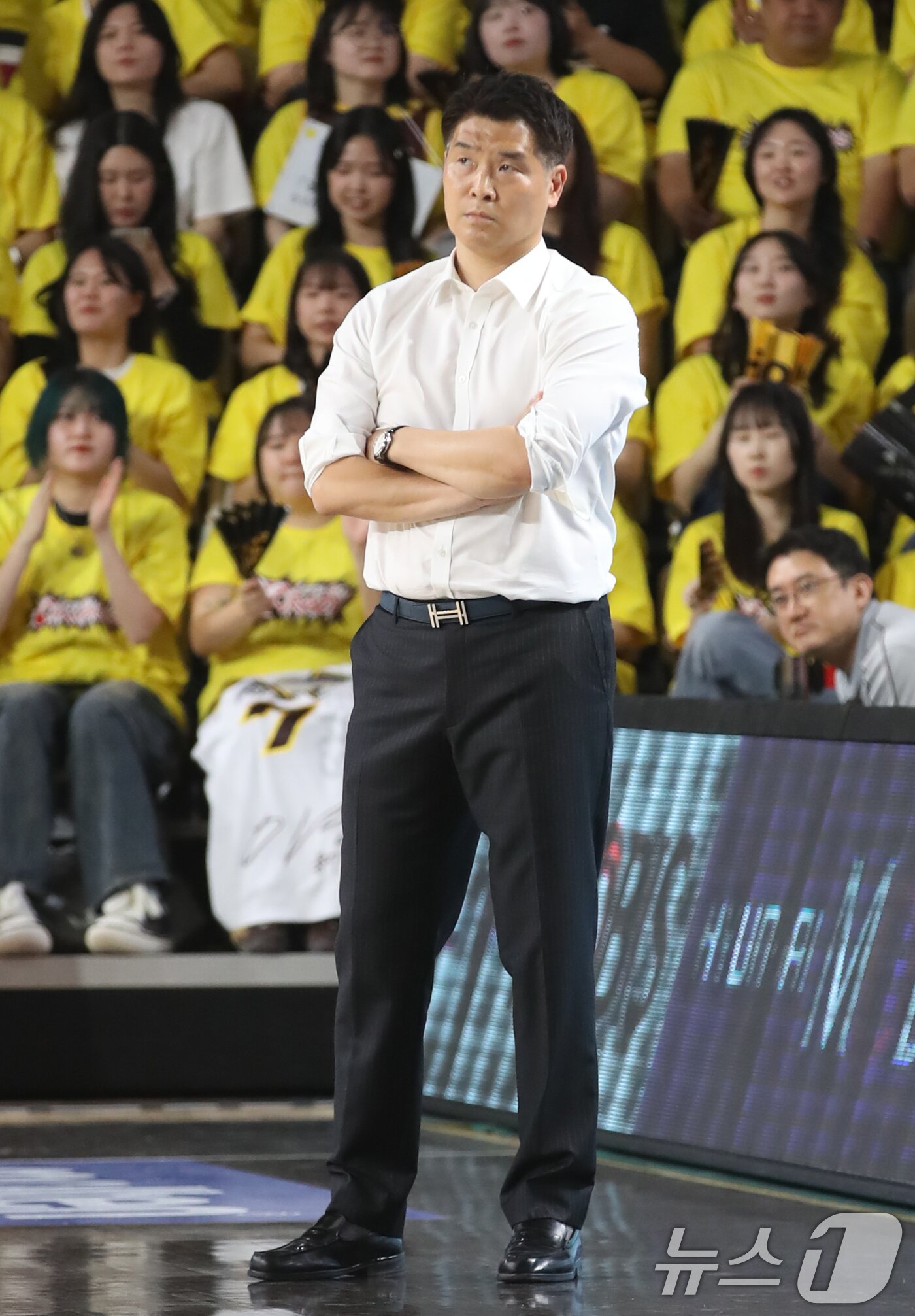 본문 이미지 - 11일 오후 경남 창원 성산구 창원체육관에서 열린 &#39;2024-25 KCC 프로농구 챔피언결정전 4차전&#39; 창원 LG 세이커스와 서울 SK 나이츠의 경기에서 LG 조상현 감독이 경기를 지켜보고 있다. 2025.5.11/뉴스1 ⓒ News1 윤일지 기자